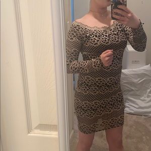 Off shoulder body hugging cocktail lace dress